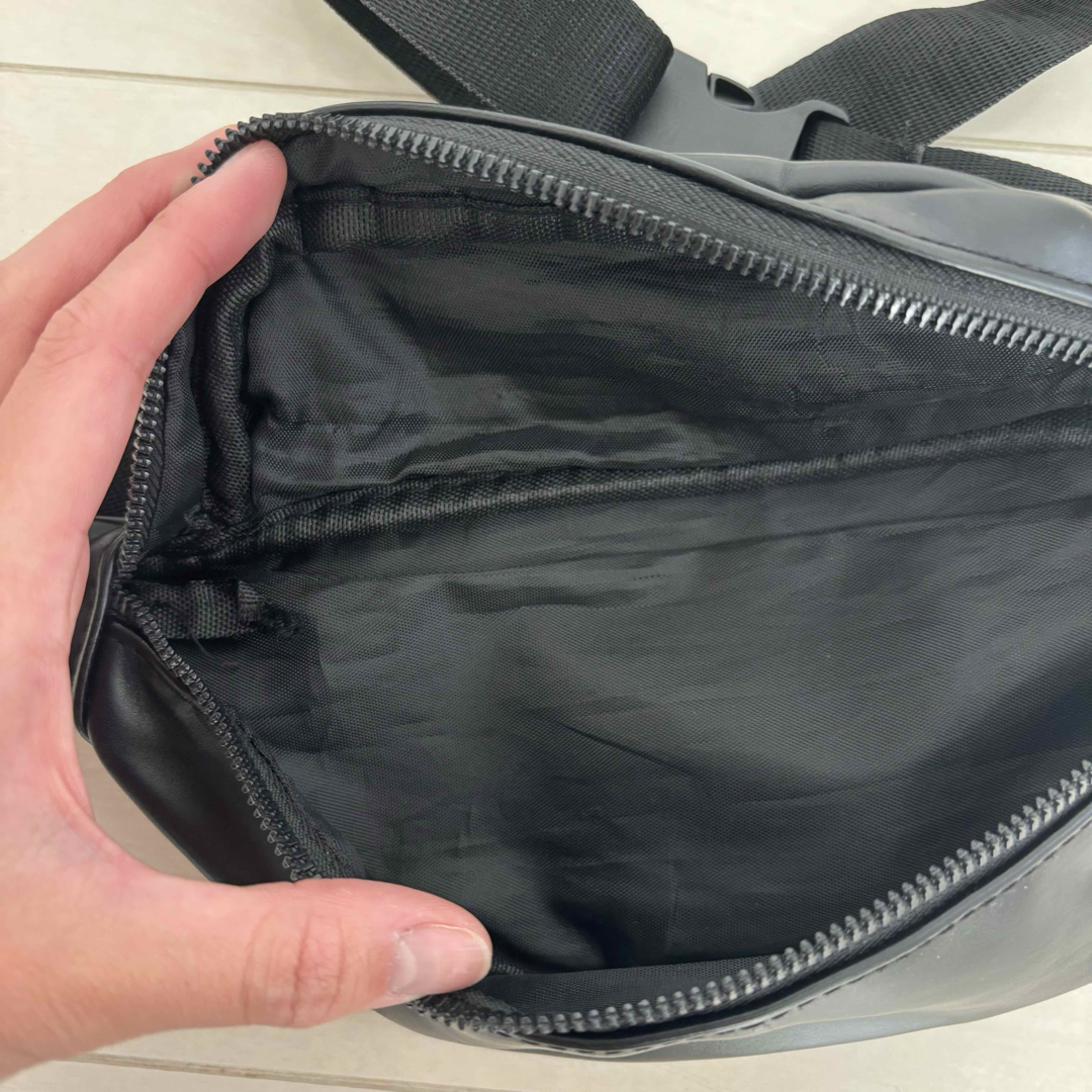 黒の合成皮革ボディバッグの通販 by yama's shop|ラクマ 黒の合成皮革ボディバッグの通販 by yama's shop|ラクマ