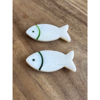【新品】貝でできた魚の箸置き(2つ)(テーブル用品)