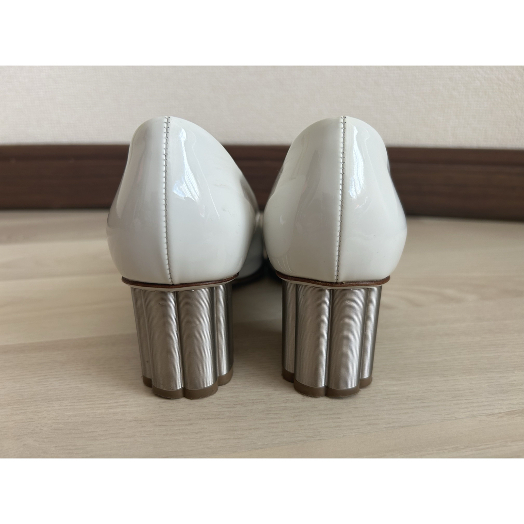新作 Salvatore Ferragamo - 美品 フェラガモ パンプス エナメル 白 靴