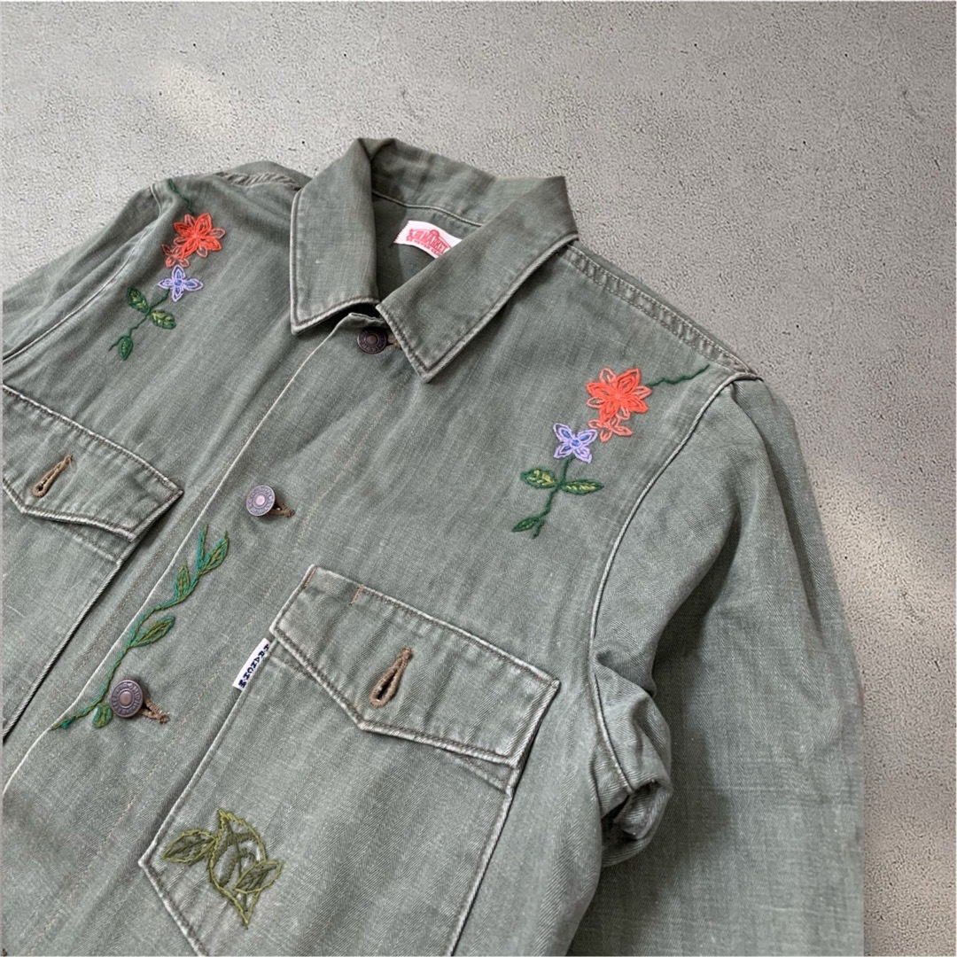 VINTAGE - オリーブグリーン ミリタリージャケット 花柄刺繍の VINTAGE - オリーブグリーン ミリタリージャケット 花柄刺繍の