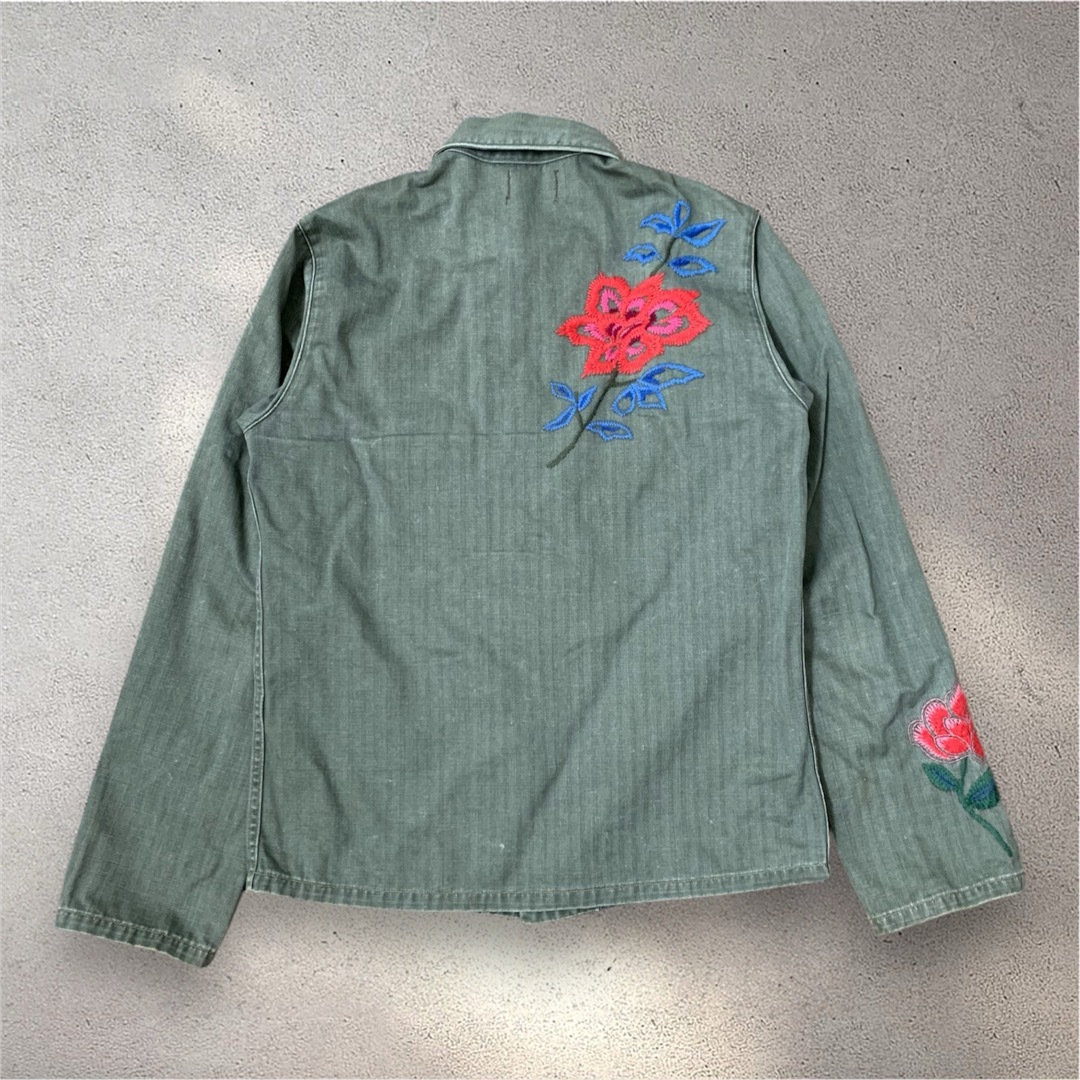 VINTAGE - オリーブグリーン ミリタリージャケット 花柄刺繍の VINTAGE - オリーブグリーン ミリタリージャケット 花柄刺繍の