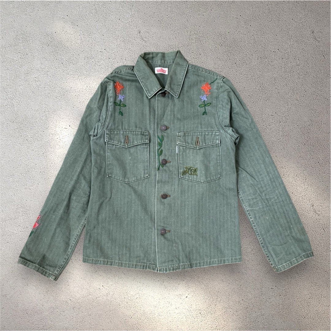 VINTAGE - オリーブグリーン ミリタリージャケット 花柄刺繍の VINTAGE - オリーブグリーン ミリタリージャケット 花柄刺繍の