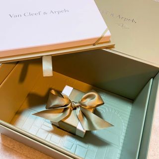 Van Cleef & Arpels(ショップ袋)のフリマアイテム一覧 Van Cleef & Arpels(ショップ袋)のフリマアイテム一覧