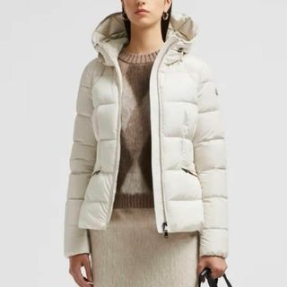 MONCLER(ダウンジャケット ・ ホワイト/白色系)のフリマ MONCLER(ダウンジャケット ・ ホワイト/白色系)のフリマ