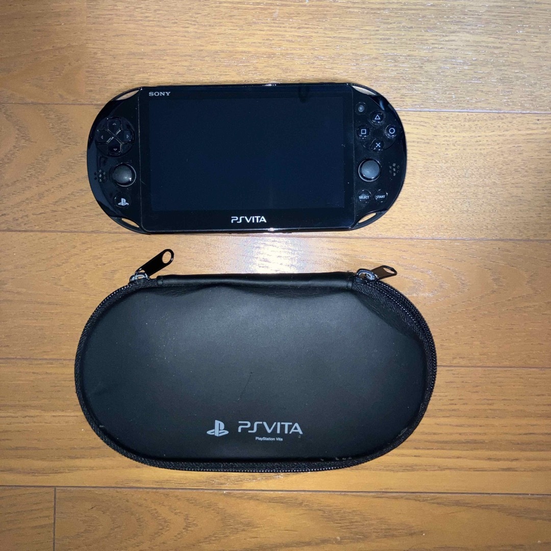 PlayStation Vita(プレイステーションヴィータ)のPS vita ブラック PCH-2000 エンタメ/ホビーのゲームソフト/ゲーム機本体(携帯用ゲーム機本体)の商品写真