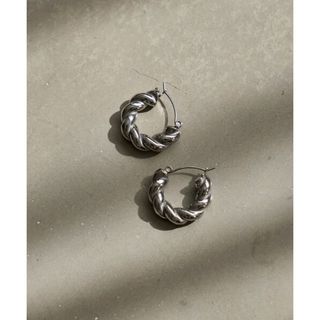 ビアズリー(BEARDSLEY)のBEARDSLEY ツイストフープピアス シルバー 極美品 esne(ピアス)