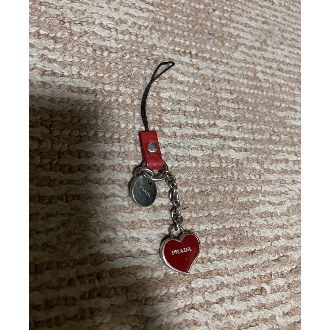 PRADA(プラダ)のPRADA ストラップ レッド スマホ/家電/カメラのスマホアクセサリー(ストラップ/イヤホンジャック)の商品写真