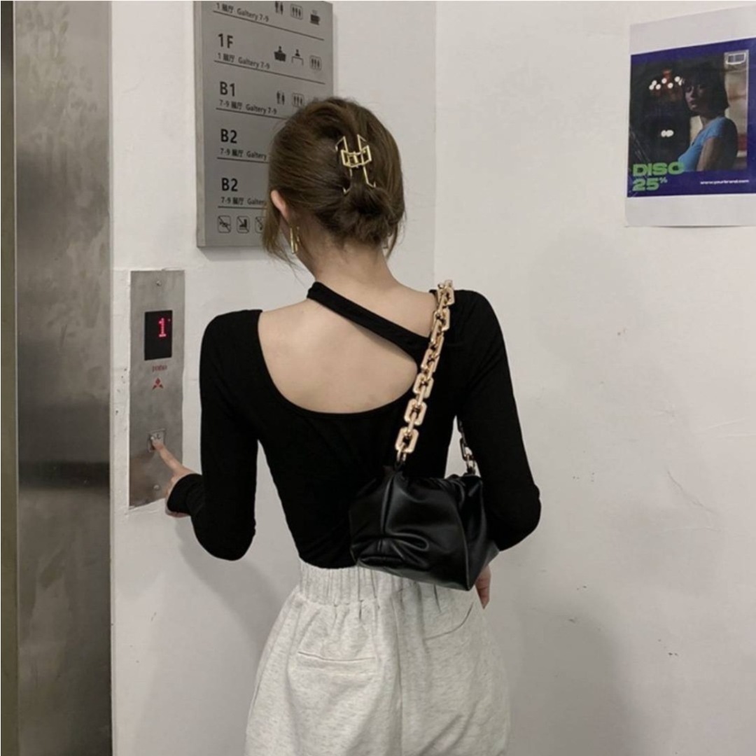 美品】カットアウトトップス 黒 L 韓国 おしゃれ 肩見せ 無地 美品】カットアウトトップス 黒 L 韓国 おしゃれ 肩見せ 無地