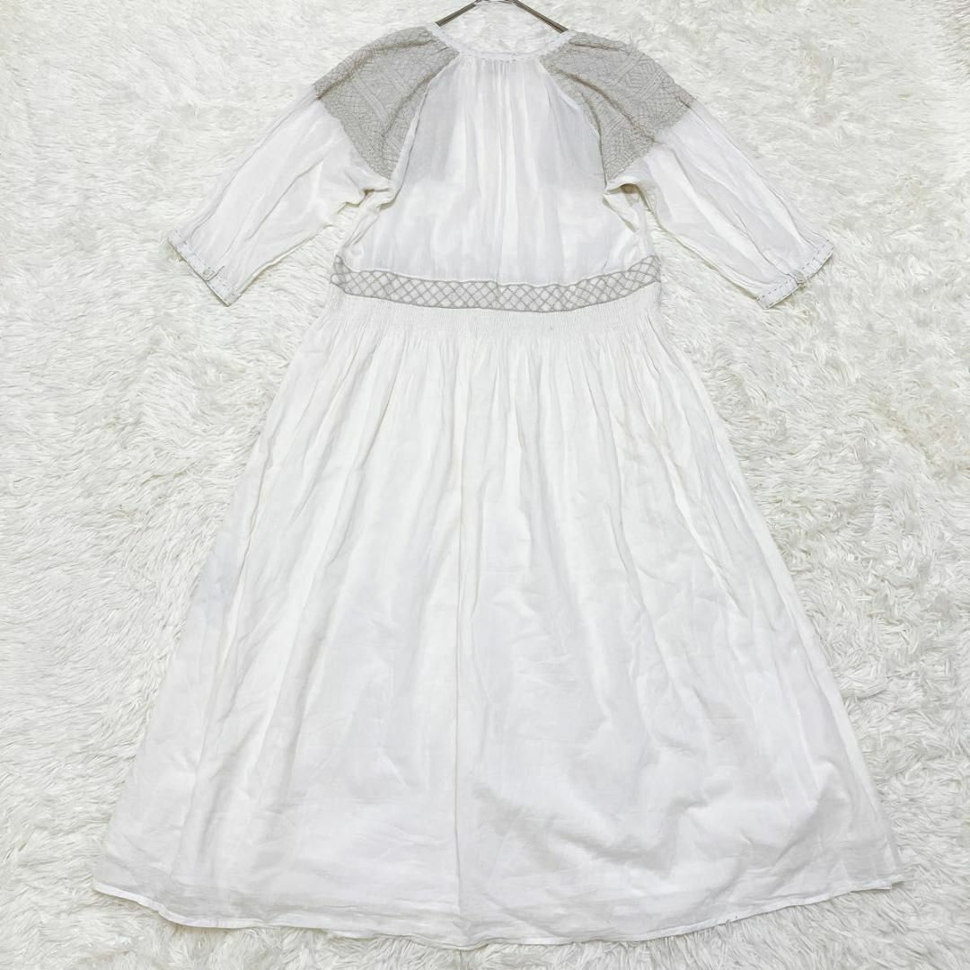 TSUHARU by Samansa Mos2(ツハルバイサマンサモスモス)のツハルバイサマンサモスモス　刺繍Vネックワンピース クロス刺繍ステッチ　ギャザー レディースのワンピース(ロングワンピース/マキシワンピース)の商品写真