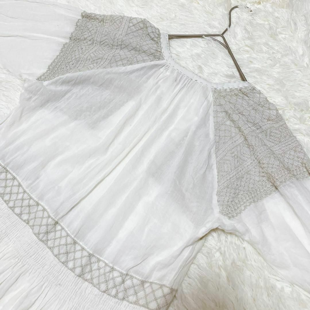 TSUHARU by Samansa Mos2(ツハルバイサマンサモスモス)のツハルバイサマンサモスモス　刺繍Vネックワンピース クロス刺繍ステッチ　ギャザー レディースのワンピース(ロングワンピース/マキシワンピース)の商品写真