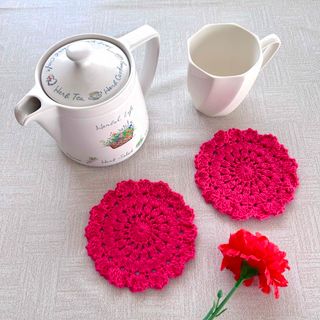 カーネーション　手編みドイリーコースター茶托ガーランドアップリケ　2枚　ピンク