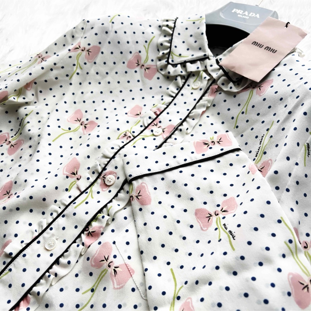 MIU MIU(ミュウミュウ)の新品　MIUMIU ミュウミュウ シルク　花柄　セットアップ　スーツ　パジャマ レディースのレディース その他(セット/コーデ)の商品写真