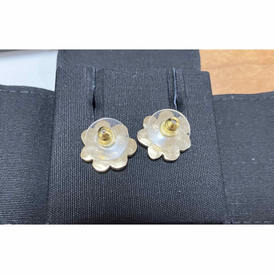 CHANEL フラワーデザイン ピアス 未使用 CHANEL フラワーデザイン ピアス 未使用