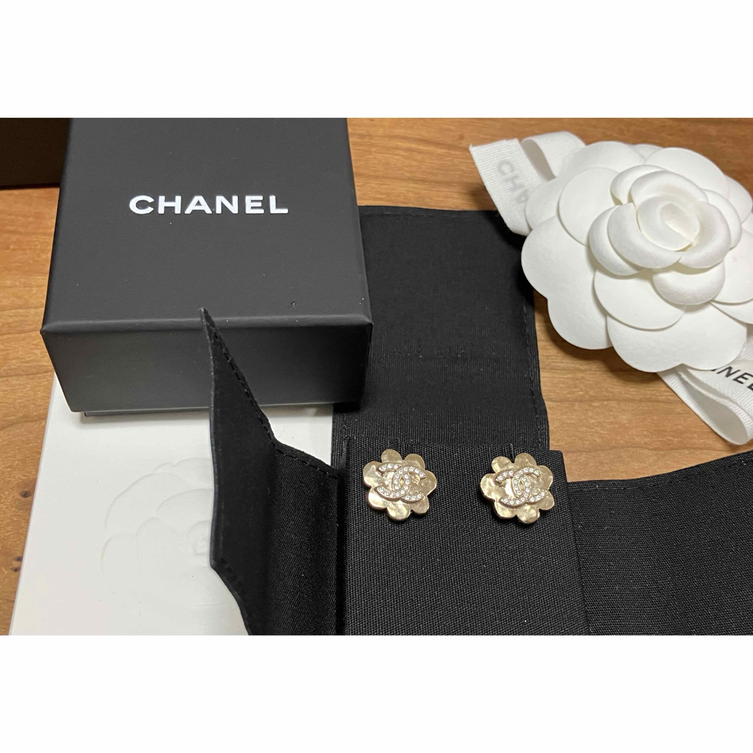 CHANEL フラワーデザイン ピアス 未使用 CHANEL フラワーデザイン ピアス 未使用