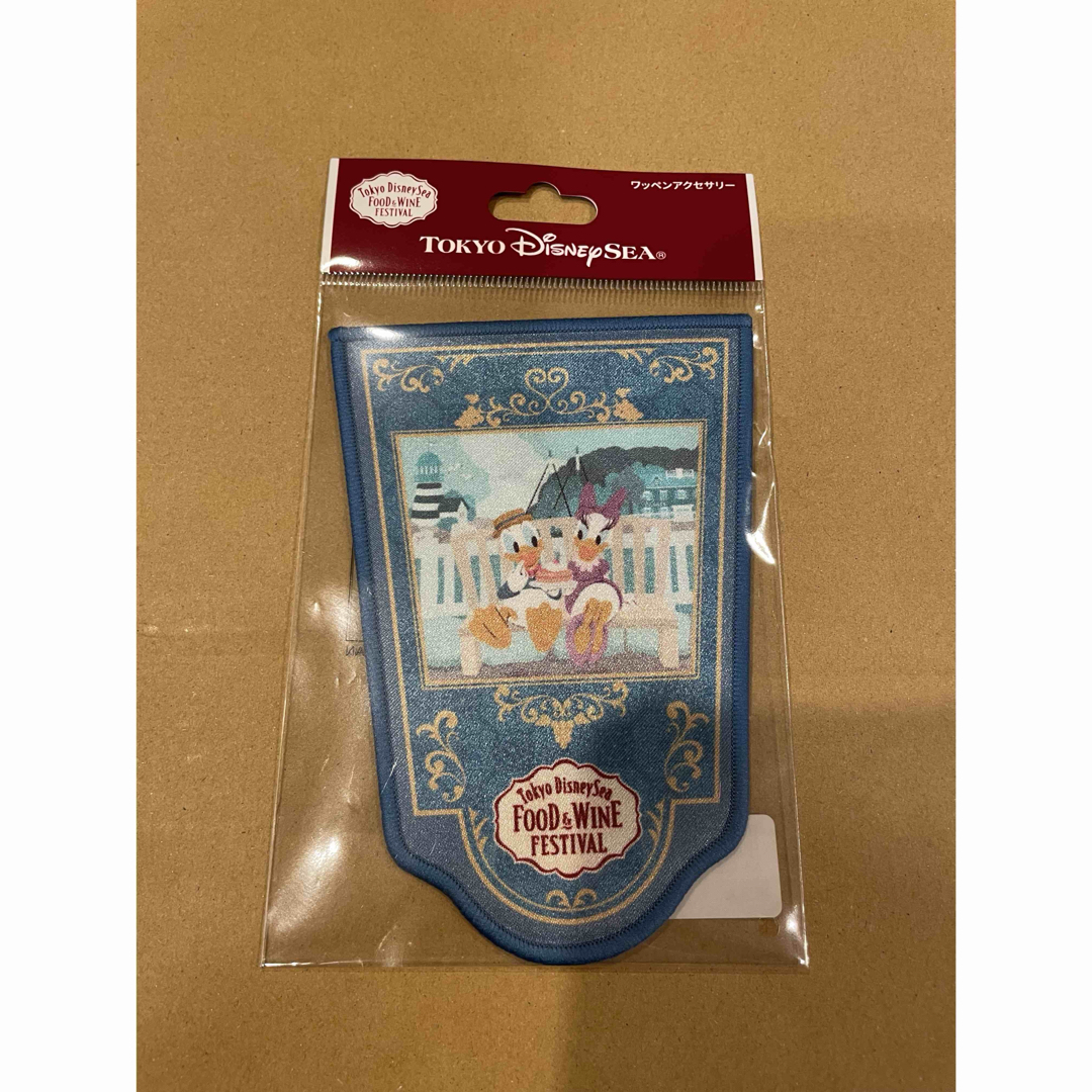 Disney(ディズニー)のワインフェスティバル ワッペン ドナルド デイジー エンタメ/ホビーのおもちゃ/ぬいぐるみ(キャラクターグッズ)の商品写真