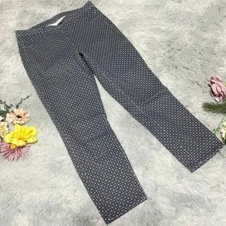 ユニクロ(UNIQLO)の【UNIQLO】クロップドレギンスパンツ　総柄スリムフィットパンツ(カジュアルパンツ)