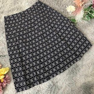 【Fauy】ダークネイビーと白の花柄フレアスカート 膝丈 64(ひざ丈スカート)
