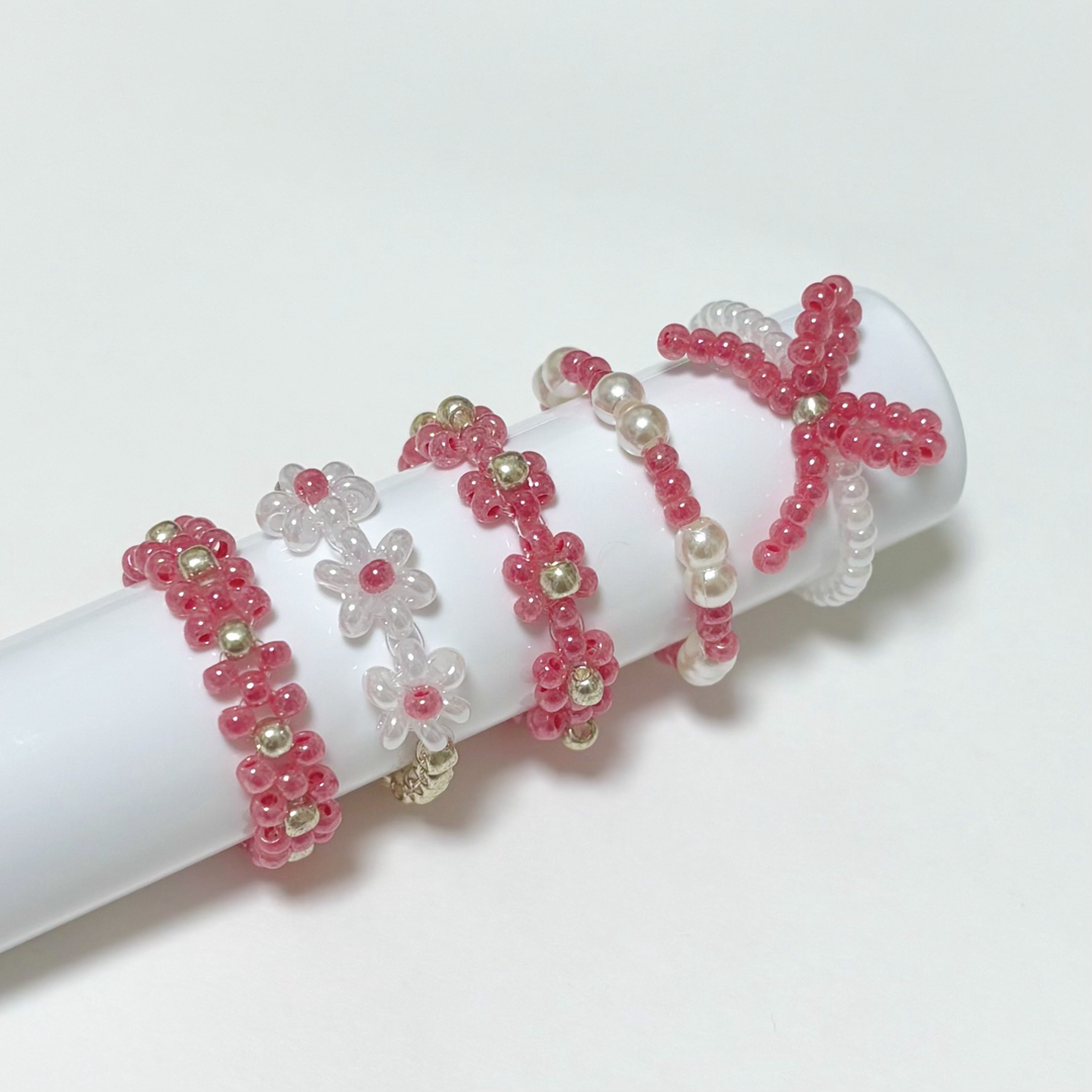ハンドメイド ビーズリング レッド系 ハンドメイドのアクセサリー(リング)の商品写真