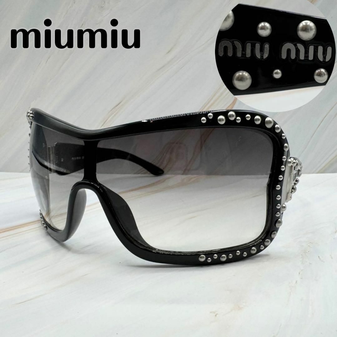 MIU MIU - 【ミュウミュウ】サングラス スタッズ 装飾 ロゴ 黒 MIU MIU - 【ミュウミュウ】サングラス スタッズ 装飾 ロゴ 黒