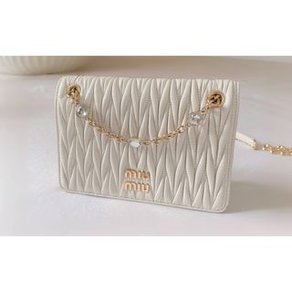 MIU MIU(ホワイト/白色系)のフリマアイテム一覧 MIU MIU(ホワイト/白色系)のフリマアイテム一覧