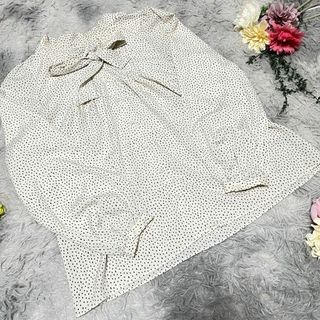 リトルニューヨーク(Little New York)の【LITTLE NEW YORK】ホワイト ドット柄 リボン付き シャツ(シャツ/ブラウス(長袖/七分))
