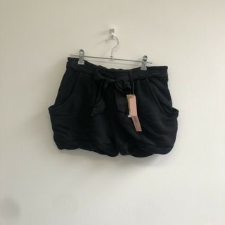 新品未使用　【SNIDEL】スナイデル　黒　Ｆ　ショーパン　ハイウエスト　無地　シンプル　ボトムス(ショートパンツ)
