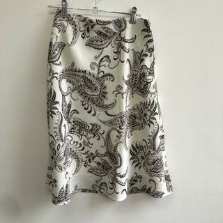 【23区】ニジュウサンク　白　ブラウン　４８　スカート　タイトスカート　ペイズリー(その他)