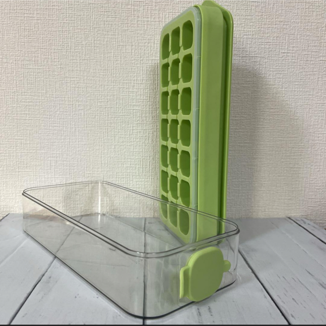 YXKING 氷作容器 触れずに作る製氷皿 シリコン製氷器 ワンプッシュ 蓋付き インテリア/住まい/日用品のキッチン/食器(調理道具/製菓道具)の商品写真