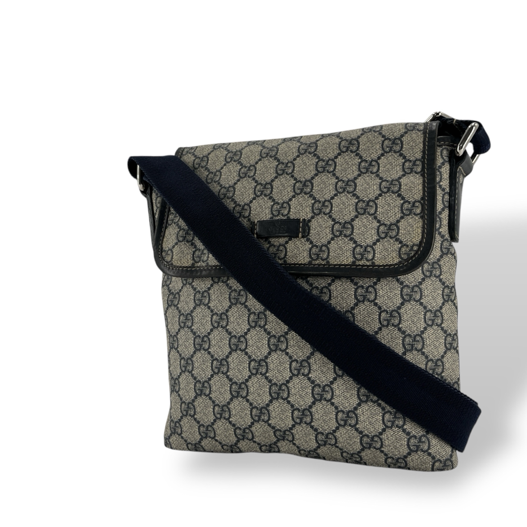 GUCCI - グッチ GGスプリーム ショルダーバッグ ロゴ型押し GUCCI - グッチ GGスプリーム ショルダーバッグ ロゴ型押し