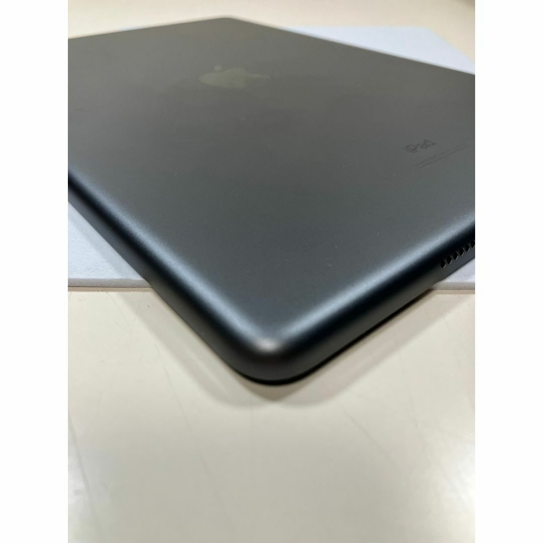 iPad 第8世代 128GB グレー Wi-Fiモデル 中古品 タブレット