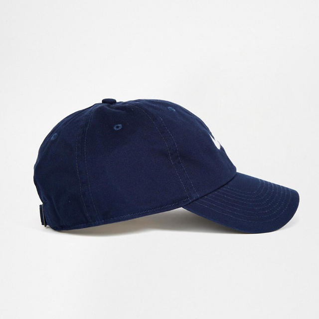 NIKE(ナイキ)の【新品】Nike（ナイキ）スウッシュキャップ　帽子 紺色 レディースの帽子(キャップ)の商品写真