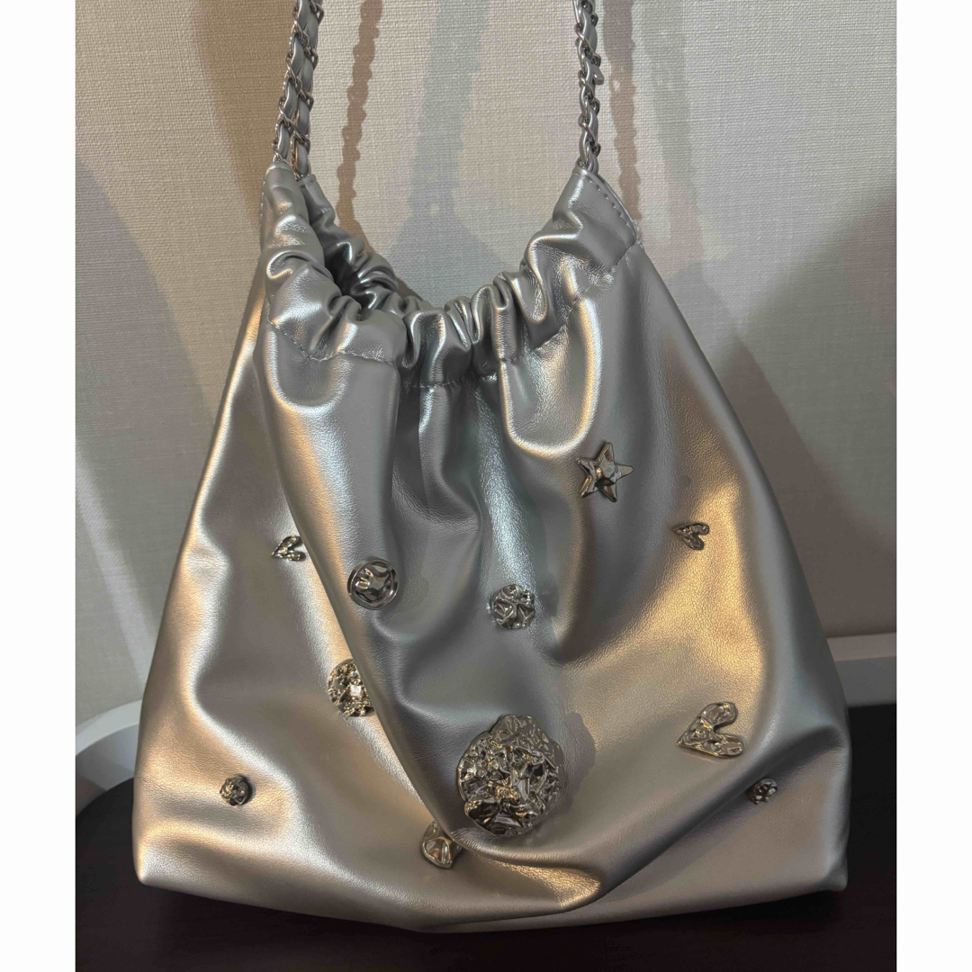 ZARA - スタッズチェーンバッグ シルバー 肩掛けの通販 by emu ZARA - スタッズチェーンバッグ シルバー 肩掛けの通販 by emu
