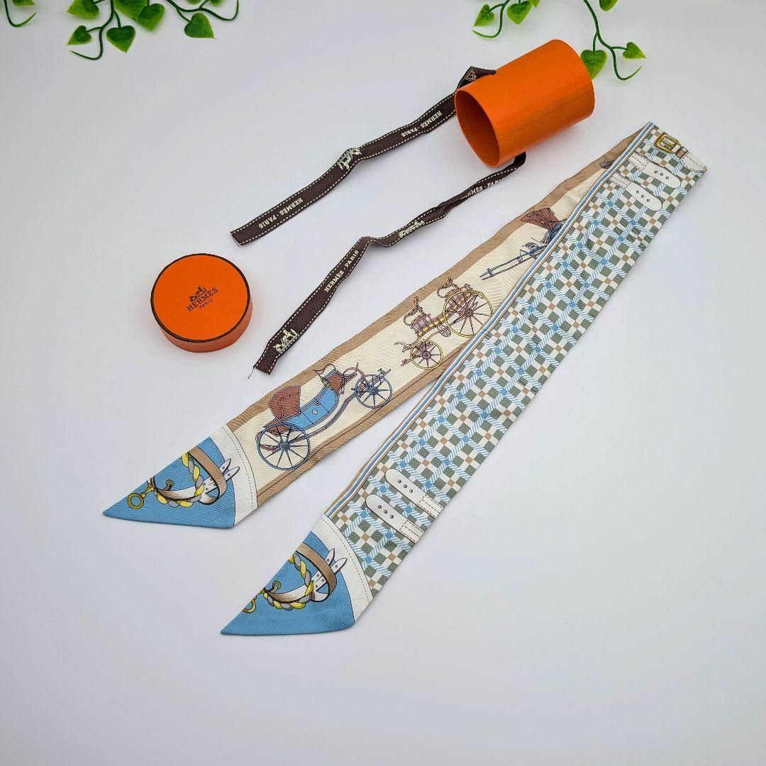 HERMES - 美品 エルメス ツイリー 馬車の変遷 ベージュ ブルー HERMES - 美品 エルメス ツイリー 馬車の変遷 ベージュ ブルー