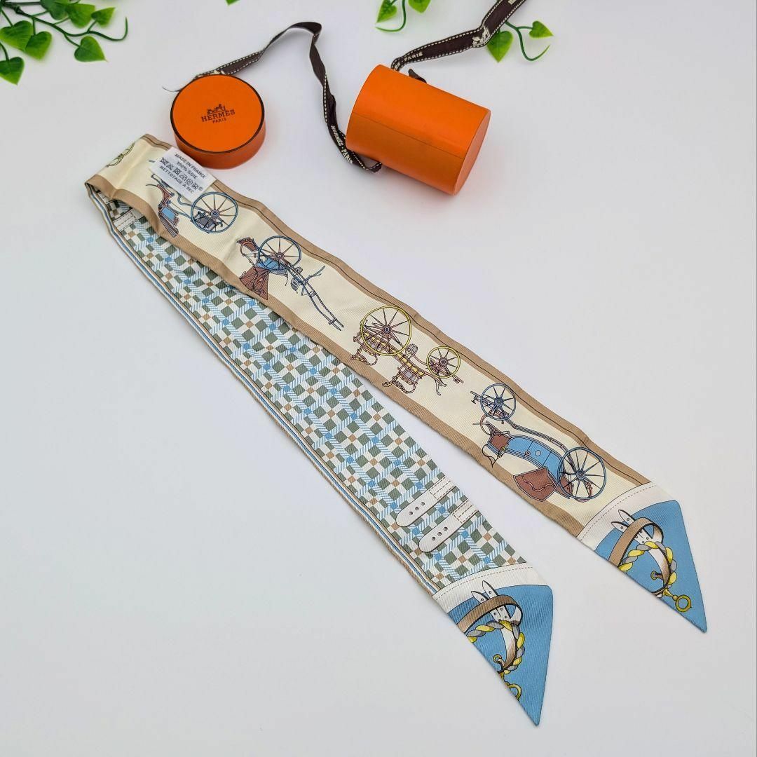 HERMES - 美品 エルメス ツイリー 馬車の変遷 ベージュ ブルー HERMES - 美品 エルメス ツイリー 馬車の変遷 ベージュ ブルー