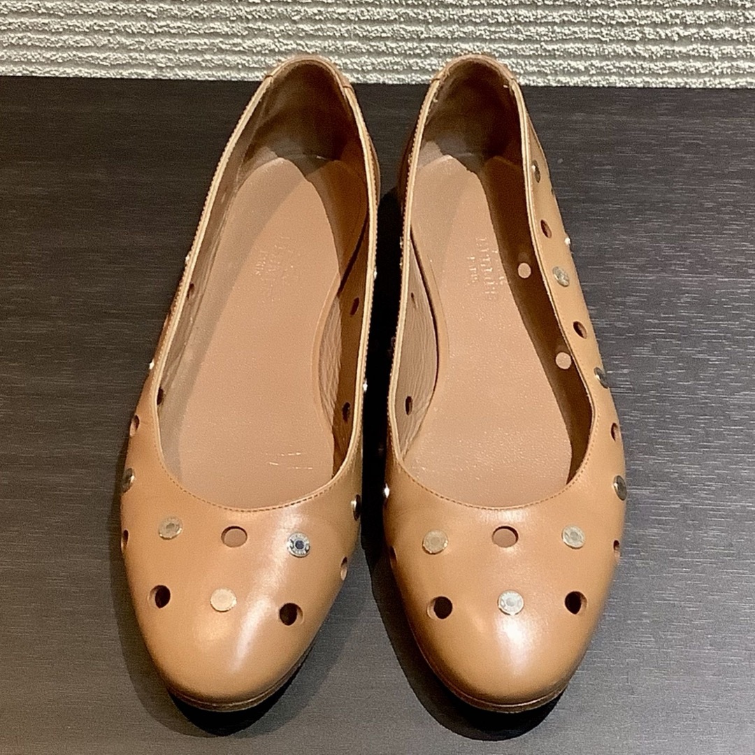 HERMES - エルメス HERMES セリエボタン パンチング フラット HERMES - エルメス HERMES セリエボタン パンチング フラット