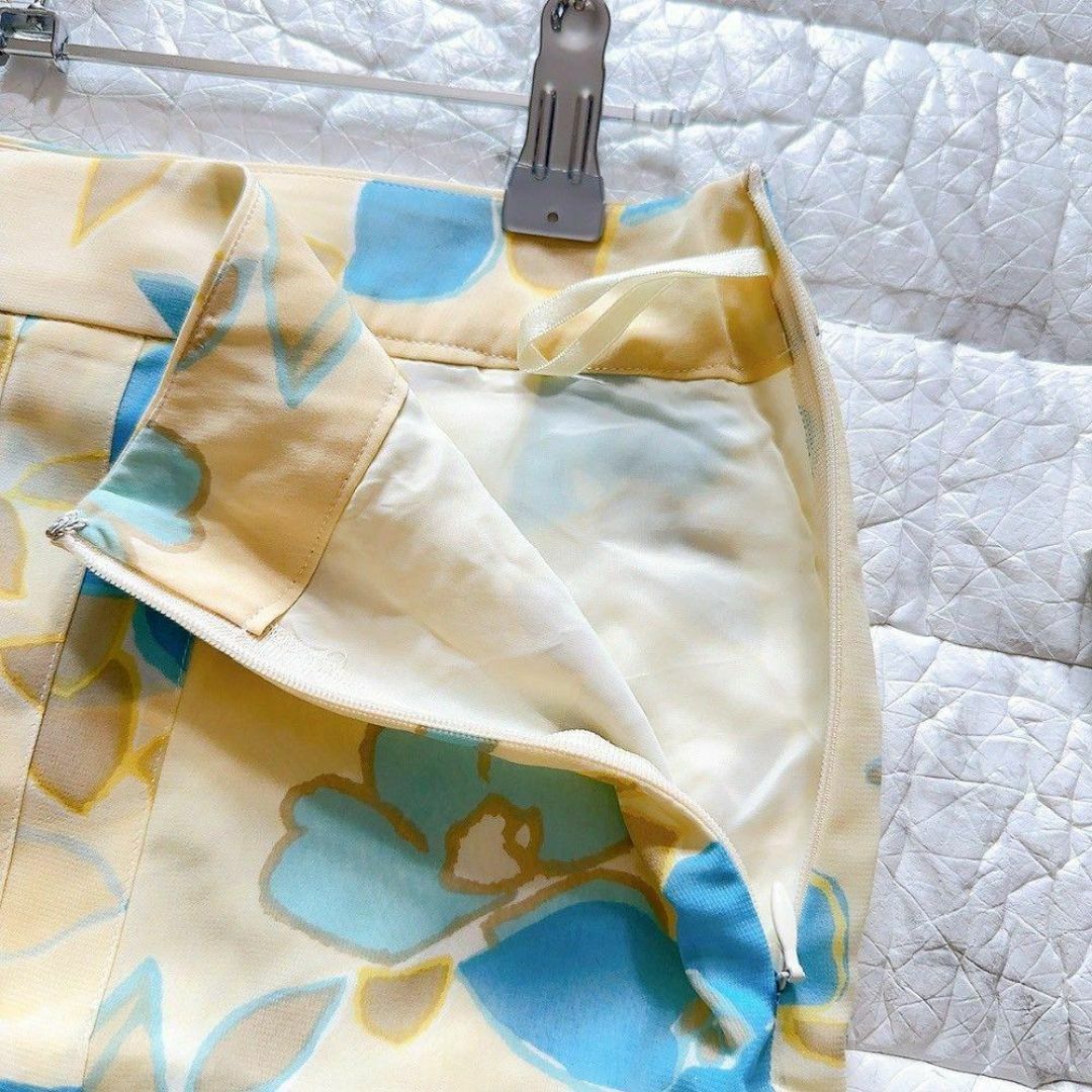 COMME CA DU MODE(コムサデモード)のコムサデモード ひざ丈スカート ベージュ ブルー 花柄 フロントデザインプリーツ レディースのスカート(ひざ丈スカート)の商品写真