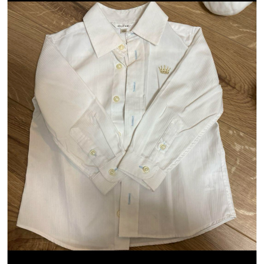 anyFAM(エニィファム)のホワイトストライプシャツ100 王冠刺繍 キッズ/ベビー/マタニティのキッズ服男の子用(90cm~)(ドレス/フォーマル)の商品写真