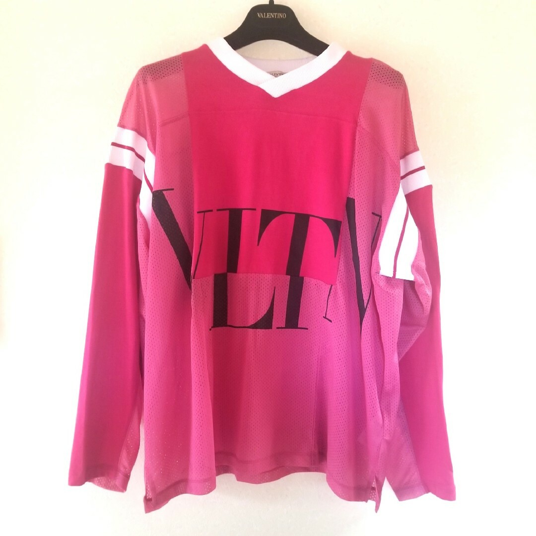 VALENTINO - VALENTINO VLTN ロゴ メッシュ トップスの通販 by VALENTINO - VALENTINO VLTN ロゴ メッシュ トップスの通販 by