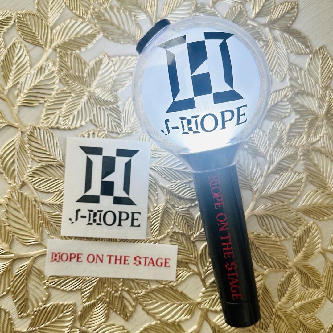 アミボムBTS ホソク j-hope ツアー ★黒+赤2枚セットステッカー エンタメ/ホビーの声優グッズ(ペンライト)の商品写真