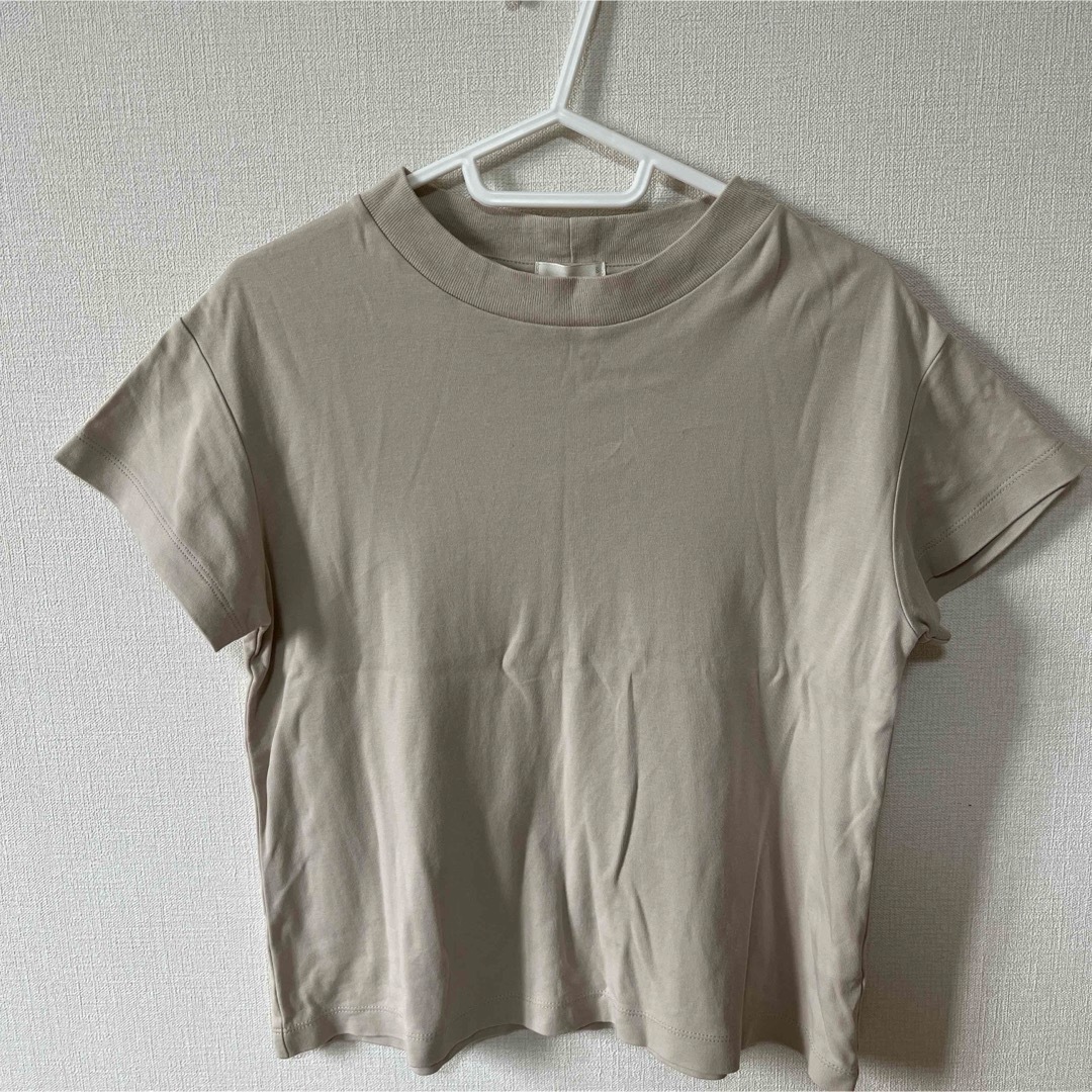 GU(ジーユー)のベージュ 半袖 Tシャツ レディースのトップス(Tシャツ(半袖/袖なし))の商品写真