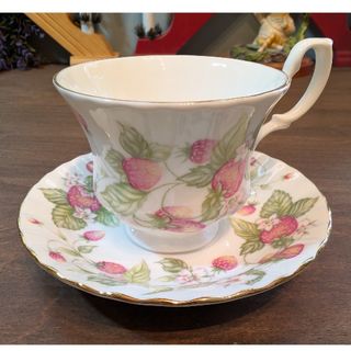 ROYAL ALBERT(レッド/赤色系)のフリマアイテム一覧 ROYAL ALBERT(レッド/赤色系)のフリマアイテム一覧