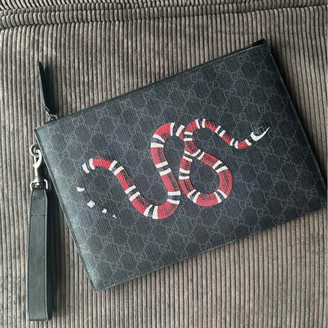 GUCCI - 新品同様GUCCI クラッチバッグ キングスネーク ブラック GUCCI - 新品同様GUCCI クラッチバッグ キングスネーク ブラック