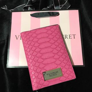 ヴィクトリアズシークレット(Victoria's Secret)のVSヴィクシー♡パスポートケース新品♡(旅行用品)