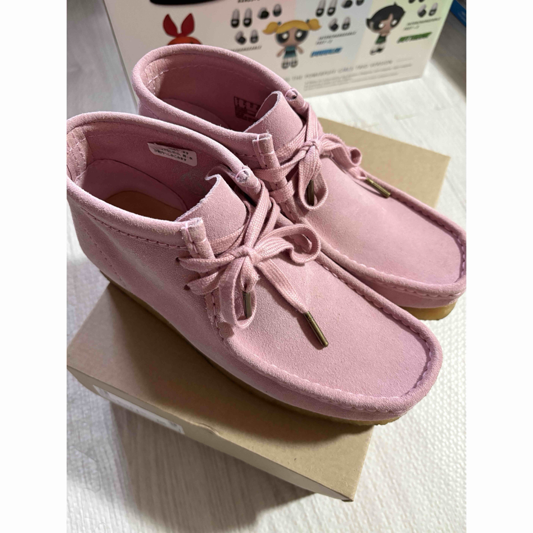 Clarks Originals - クラークス ワラビー ブーツ ピンクの通販 Clarks Originals - クラークス ワラビー ブーツ ピンクの通販