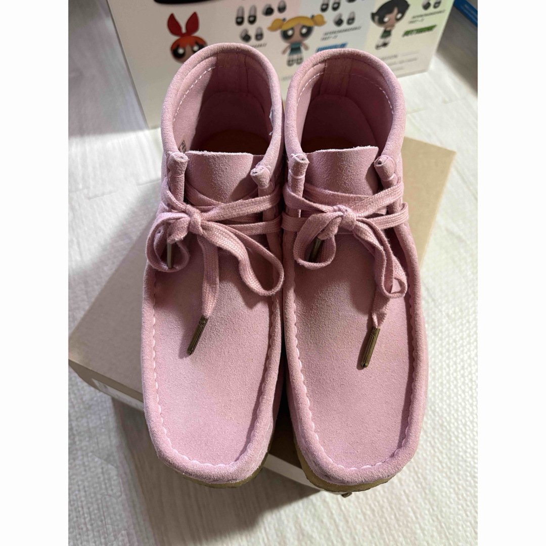 Clarks Originals - クラークス ワラビー ブーツ ピンクの通販 Clarks Originals - クラークス ワラビー ブーツ ピンクの通販
