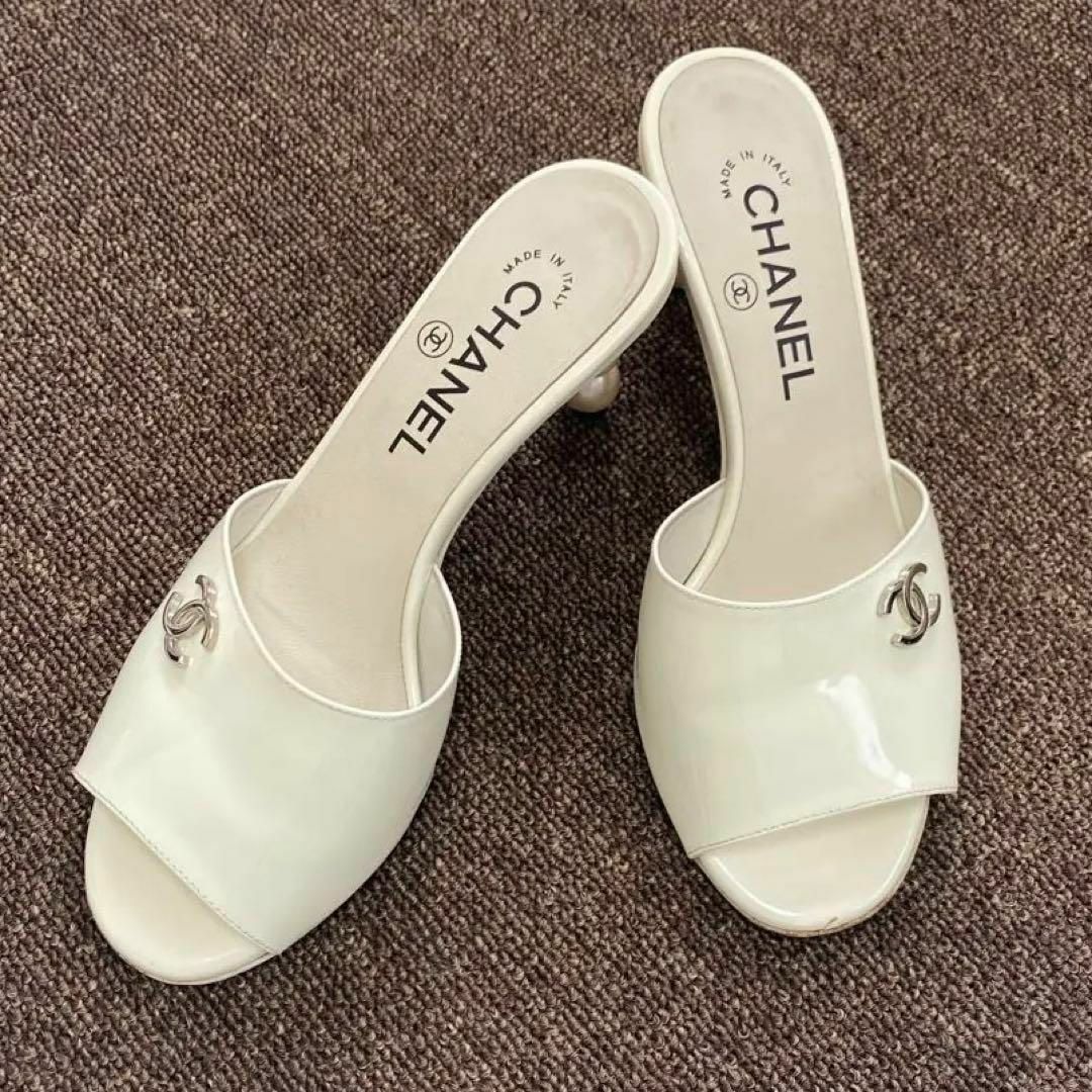 CHANEL - CHANEL エナメル サンダル ミュール パール ココマーク CHANEL - CHANEL エナメル サンダル ミュール パール ココマーク