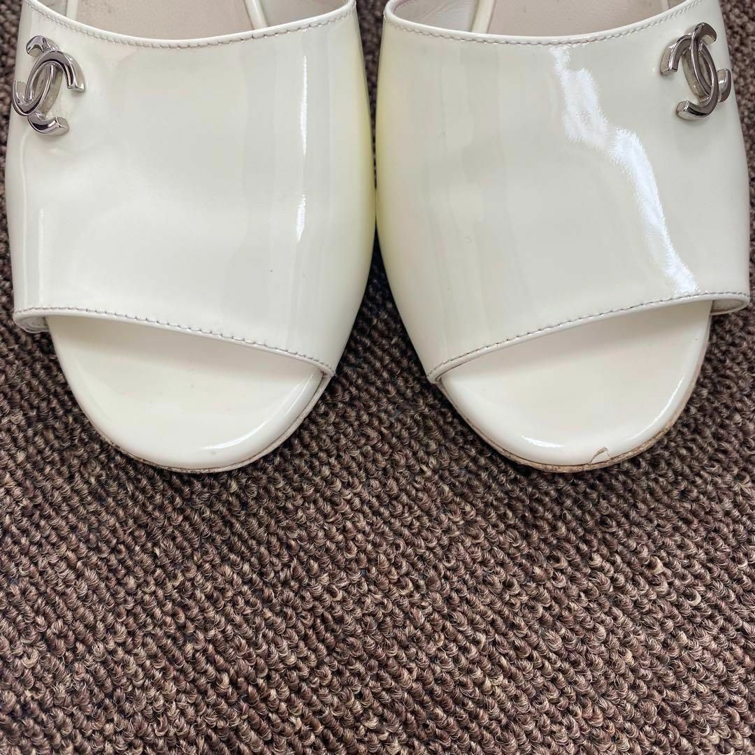 CHANEL - CHANEL エナメル サンダル ミュール パール ココマーク CHANEL - CHANEL エナメル サンダル ミュール パール ココマーク