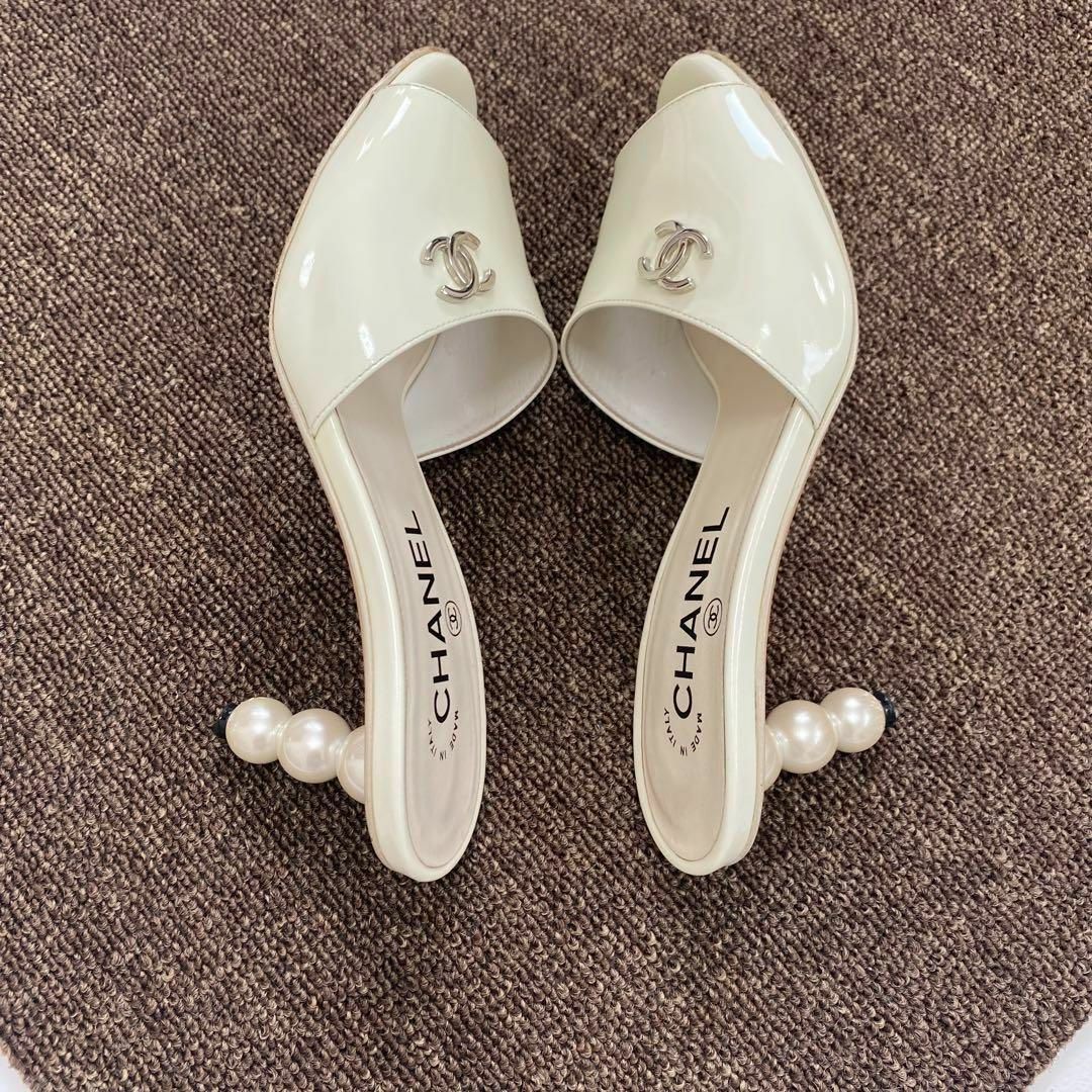 CHANEL - CHANEL エナメル サンダル ミュール パール ココマーク CHANEL - CHANEL エナメル サンダル ミュール パール ココマーク