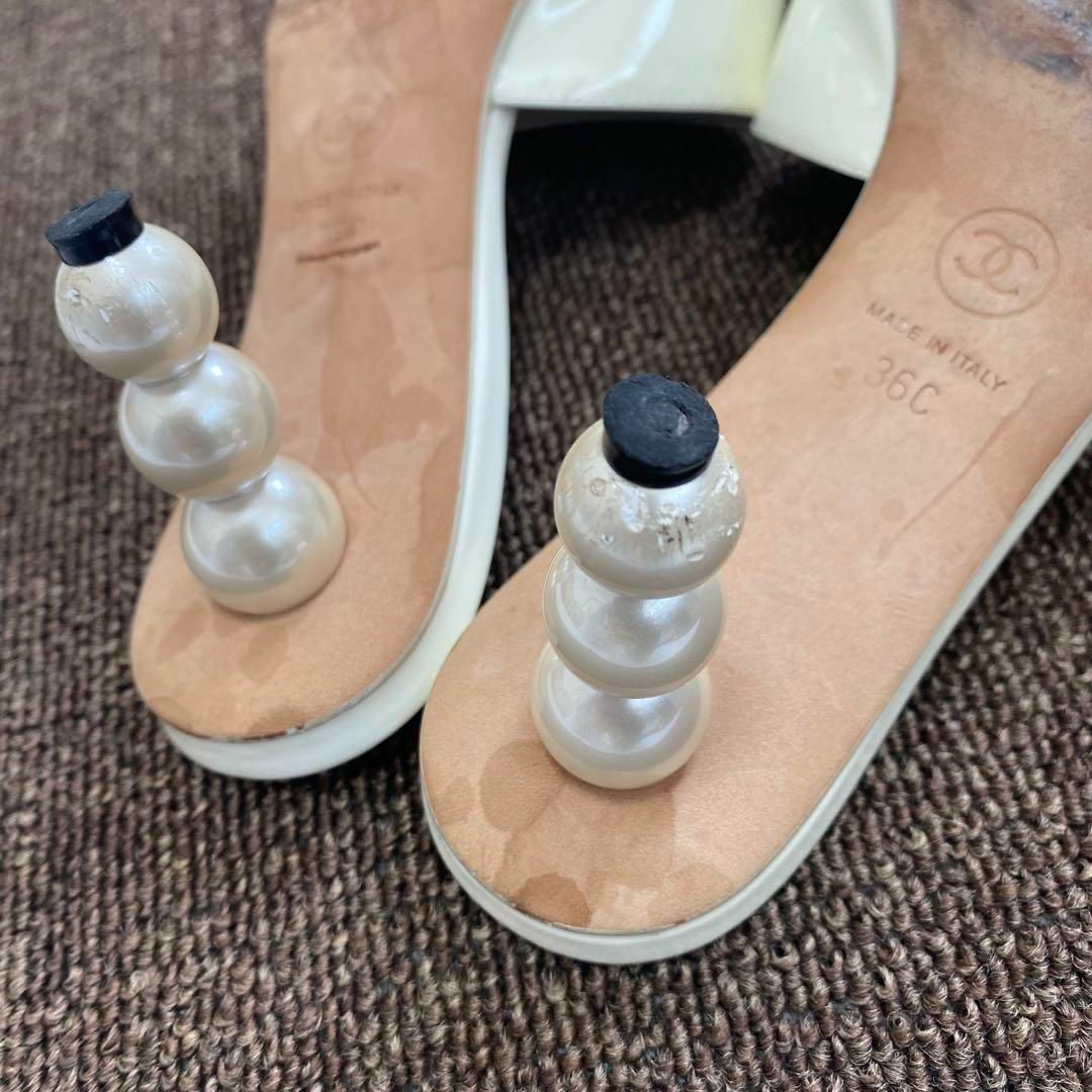 CHANEL - CHANEL エナメル サンダル ミュール パール ココマーク CHANEL - CHANEL エナメル サンダル ミュール パール ココマーク