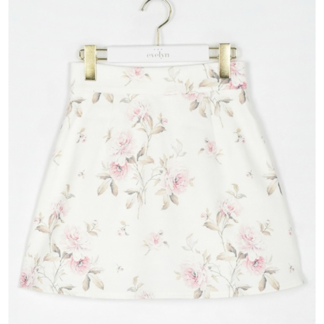 evelyn - 未使用新品♡ evelyn 花柄台形スカート ホワイトの通販 evelyn - 未使用新品♡ evelyn 花柄台形スカート ホワイトの通販